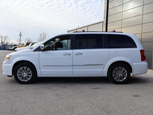 2016 Chrysler Town & Country Touring-L