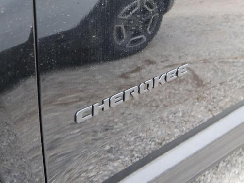 Diamond Black Crystal Pearlcoat 2026 Jeep Cherokee Limited