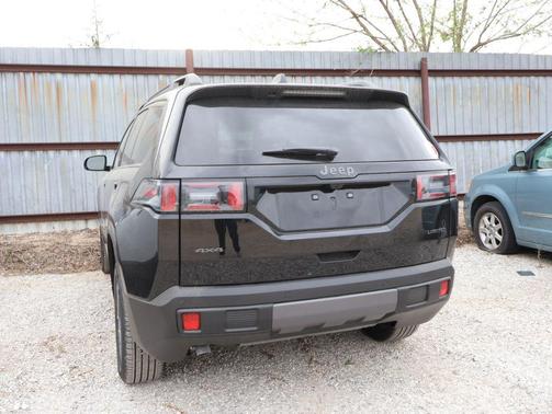 Diamond Black Crystal Pearlcoat 2026 Jeep Cherokee Limited