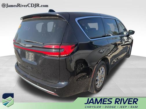 Diamond Black Crystal Pearlcoat 2024 Chrysler Pacifica Touring L