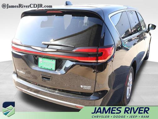 Diamond Black Crystal Pearlcoat 2024 Chrysler Pacifica Touring L