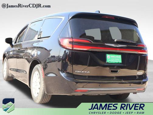 Diamond Black Crystal Pearlcoat 2024 Chrysler Pacifica Touring L