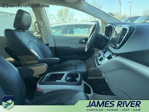 Diamond Black Crystal Pearlcoat 2024 Chrysler Pacifica Touring L