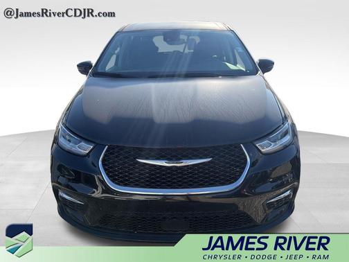 Diamond Black Crystal Pearlcoat 2024 Chrysler Pacifica Touring L