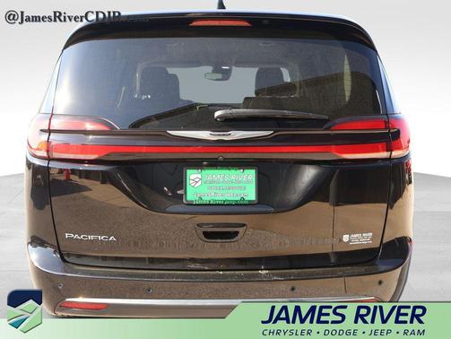 Diamond Black Crystal Pearlcoat 2024 Chrysler Pacifica Touring L