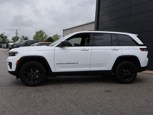 Bright White Clearcoat 2025 Jeep Grand Cherokee Altitude