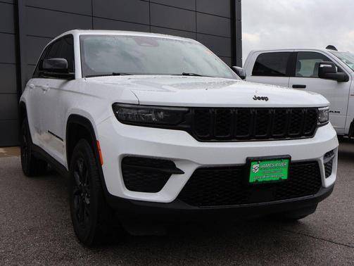 Bright White Clearcoat 2025 Jeep Grand Cherokee Altitude