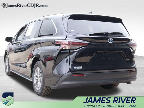 Midnight Black Metallic 2024 Toyota Sienna LE