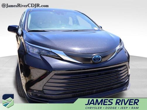 Midnight Black Metallic 2024 Toyota Sienna LE