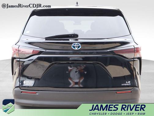 Midnight Black Metallic 2024 Toyota Sienna LE