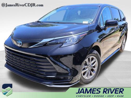 Midnight Black Metallic 2024 Toyota Sienna LE