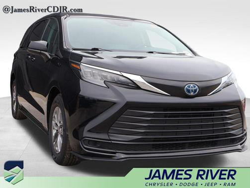 Midnight Black Metallic 2024 Toyota Sienna LE