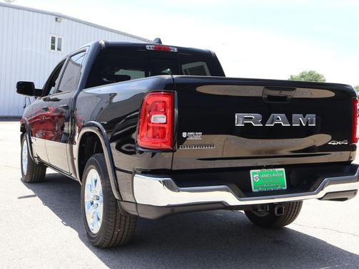 Diamond Black Crystal Pearlcoat 2026 RAM 1500 Big Horn/Lone Star