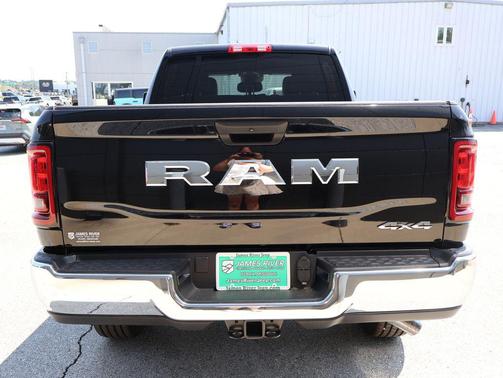 Diamond Black Crystal Pearlcoat 2026 RAM 2500 Tradesman Crew Cab 4x4 6'4' Box