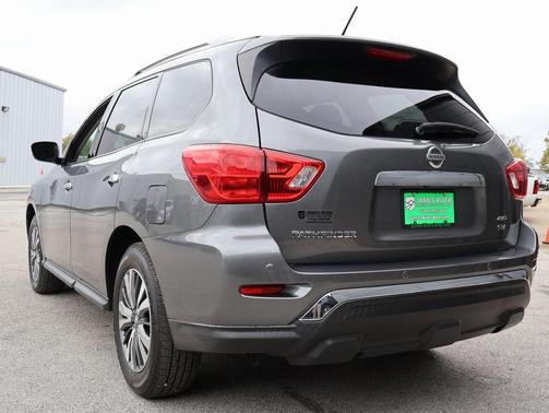 2017 Nissan Pathfinder SV