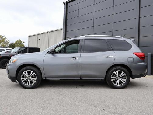 2017 Nissan Pathfinder SV