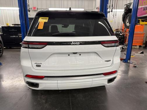 2022 Jeep Grand Cherokee Summit