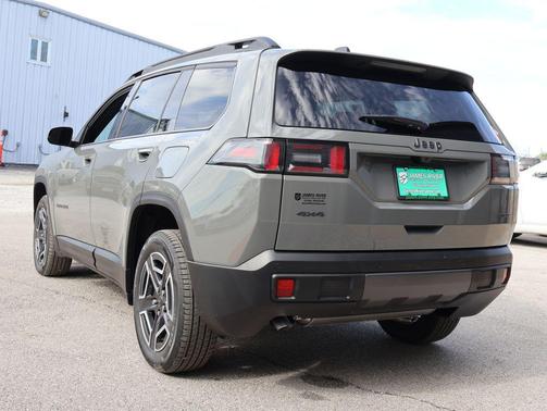 Sting-Gray Clearcoat 2026 Jeep Cherokee Laredo 4x4