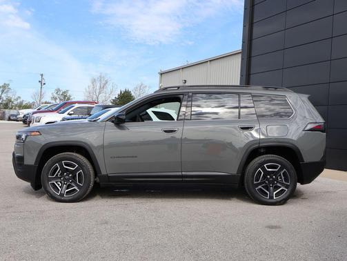 Sting-Gray Clearcoat 2026 Jeep Cherokee Laredo 4x4
