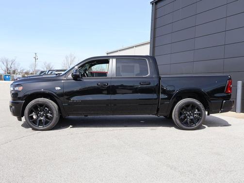 Diamond Black Crystal Pearlcoat 2026 RAM 1500 Laramie