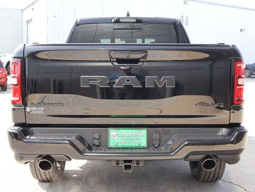 Diamond Black Crystal Pearlcoat 2026 RAM 1500 Laramie