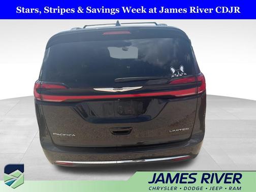 Brilliant Black Crystal Pearlcoat 2022 Chrysler Pacifica Limited