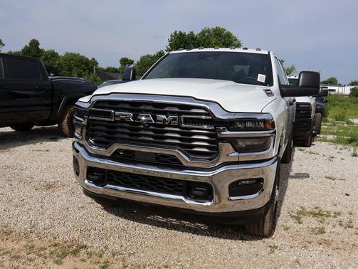 Bright White Clearcoat 2026 RAM 2500 Tradesman Crew Cab 4x4 6'4' Box