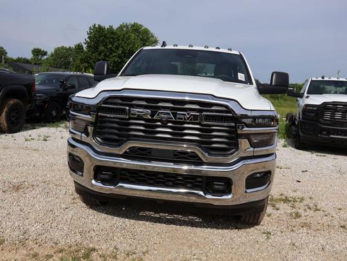 Bright White Clearcoat 2026 RAM 2500 Tradesman Crew Cab 4x4 6'4' Box