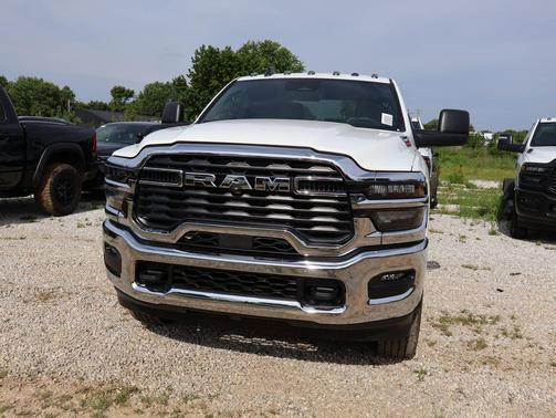 Bright White Clearcoat 2026 RAM 2500 Tradesman Crew Cab 4x4 6'4' Box