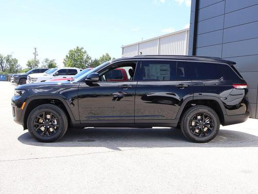 Diamond Black Crystal Pearlcoat 2026 Jeep Grand Cherokee L Altitude