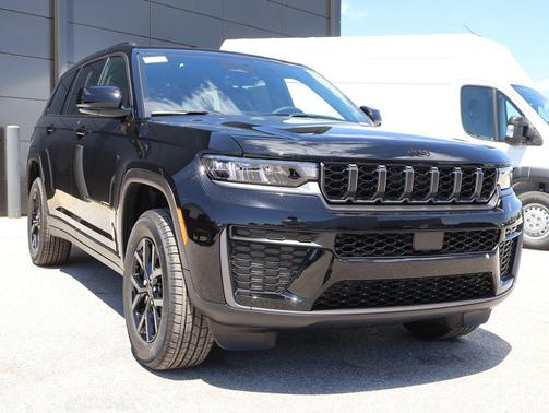 Diamond Black Crystal Pearlcoat 2026 Jeep Grand Cherokee L Altitude