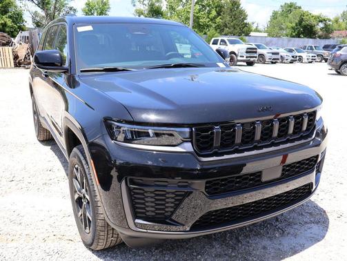 Diamond Black Crystal Pearlcoat 2026 Jeep Grand Cherokee L Altitude