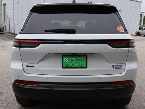 Bright White Clearcoat 2026 Jeep Grand Cherokee Altitude