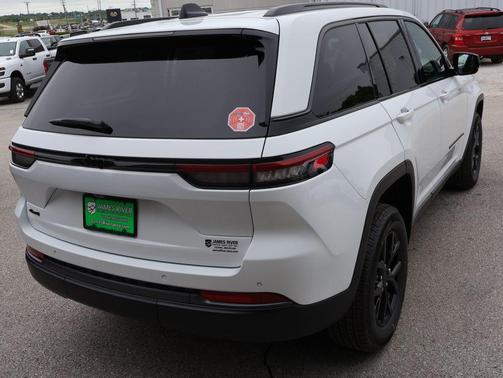 Bright White Clearcoat 2026 Jeep Grand Cherokee Altitude