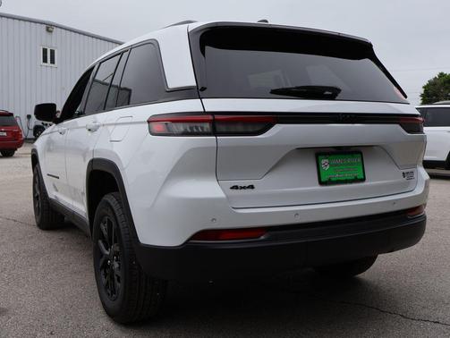 Bright White Clearcoat 2026 Jeep Grand Cherokee Altitude