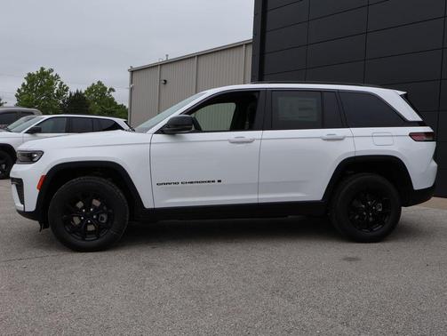 Bright White Clearcoat 2026 Jeep Grand Cherokee Altitude