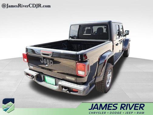 Black Clearcoat 2021 Jeep Gladiator Freedom 4x4