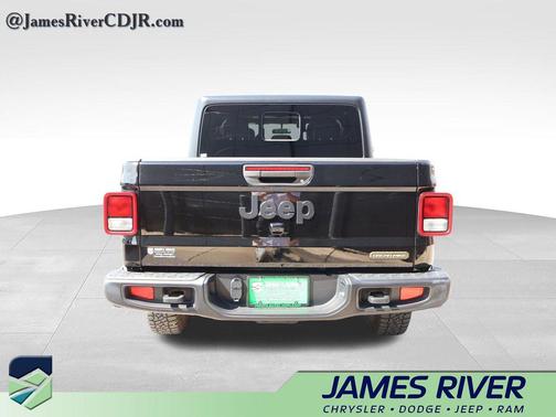 Black Clearcoat 2021 Jeep Gladiator Freedom 4x4