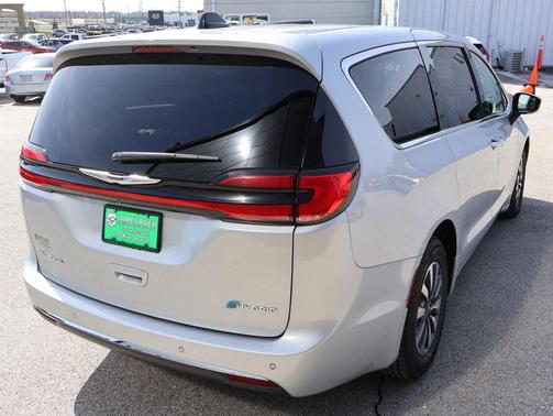 2023 Chrysler Pacifica Hybrid Touring L