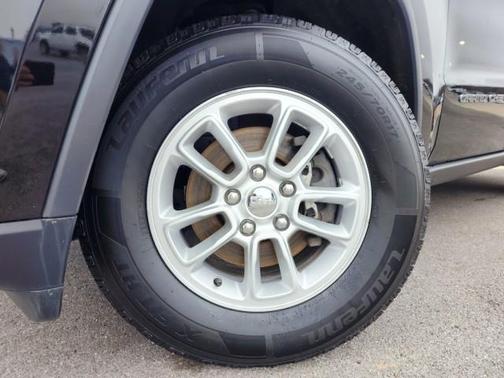 Photo 3 of 46 of 2019 Jeep Grand Cherokee Laredo E