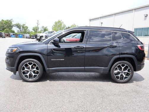 Diamond Black Crystal Pearlcoat 2025 Jeep Compass Limited