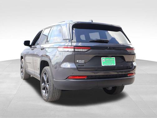 Baltic Gray Metallic Clearcoat 2023 Jeep Grand Cherokee Altitude