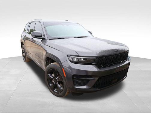 Baltic Gray Metallic Clearcoat 2023 Jeep Grand Cherokee Altitude