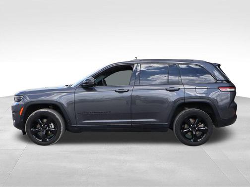 Baltic Gray Metallic Clearcoat 2023 Jeep Grand Cherokee Altitude