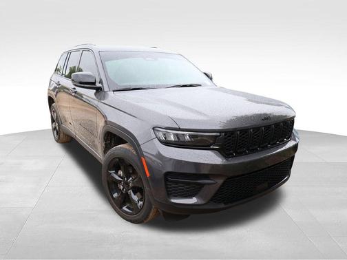 Baltic Gray Metallic Clearcoat 2023 Jeep Grand Cherokee Altitude