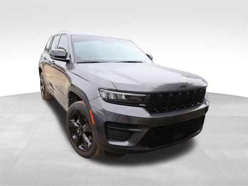 Baltic Gray Metallic Clearcoat 2023 Jeep Grand Cherokee Altitude