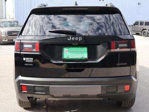 Diamond Black Crystal Pearlcoat 2026 Jeep Cherokee Laredo 4x4
