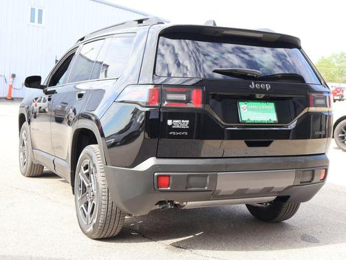 Diamond Black Crystal Pearlcoat 2026 Jeep Cherokee Laredo 4x4