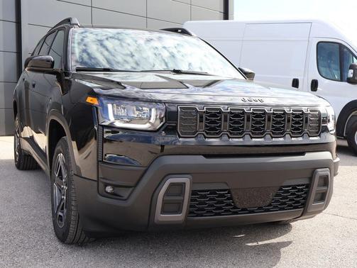 Diamond Black Crystal Pearlcoat 2026 Jeep Cherokee Laredo 4x4