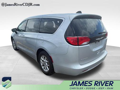 Silver Mist Clearcoat 2023 Chrysler Voyager LX